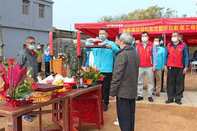 杨镇浯县长等人遵循古礼，祈祝工程顺利进行。（李金生摄）