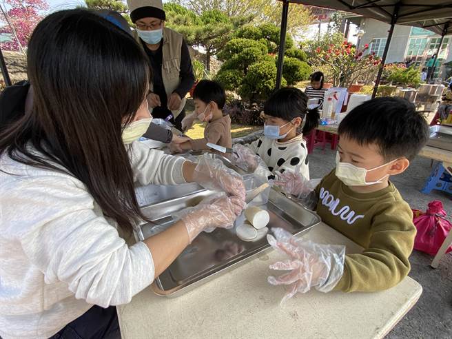 嘉义县新港乡月眉社区发展协会举办食农教育活动，大人小孩体验腌萝卜DIY。（廖素慧摄）
