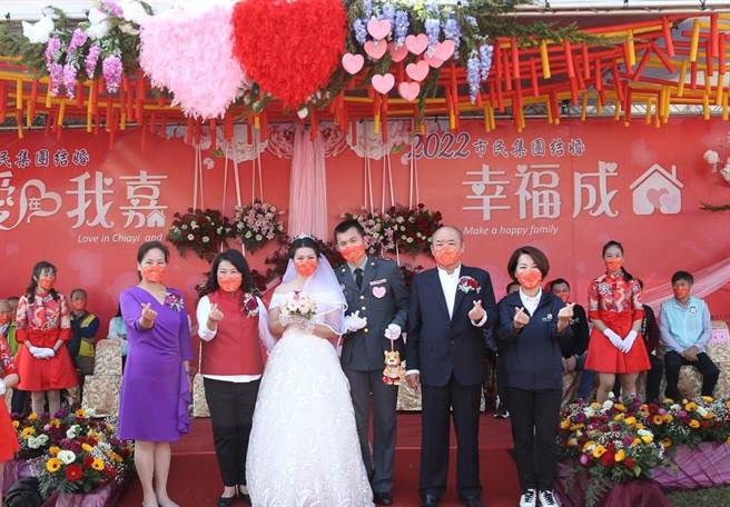 嘉义市长黄敏惠、嘉义议长庄丰安等人祝贺市民结团结婚的新人幸福久久。（廖素慧摄）