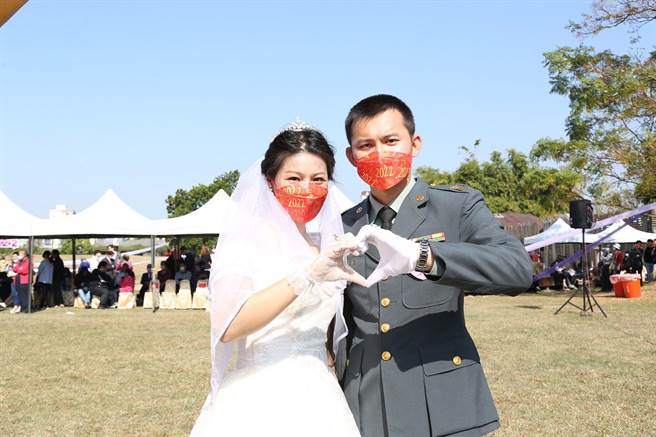 现役军人刘益均穿军服迎娶空军妻子黄柔，甜蜜参加嘉义市市民结团结婚。（廖素慧摄）