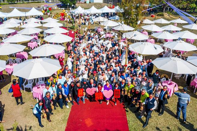 2022年嘉义市市民集团结婚46对新人甜蜜完婚。（嘉义市政府提供）