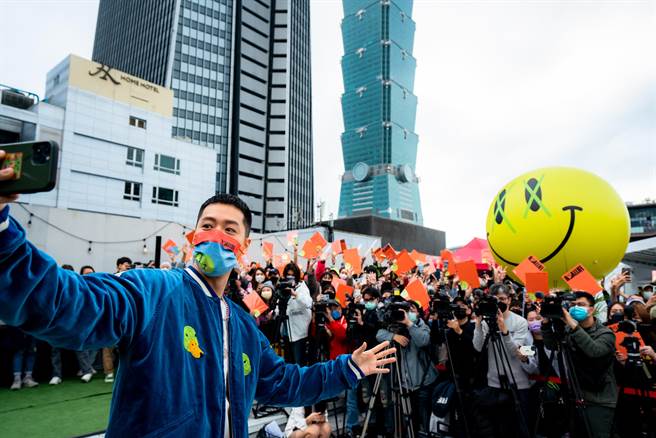 周汤豪今和现场千名粉影合影。（环球音乐提供）