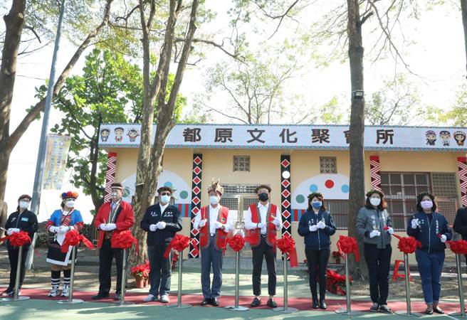 嘉义县第一座都市原住民文化聚会所16日由县长翁章梁（中）等人剪彩启用。（廖素慧摄）