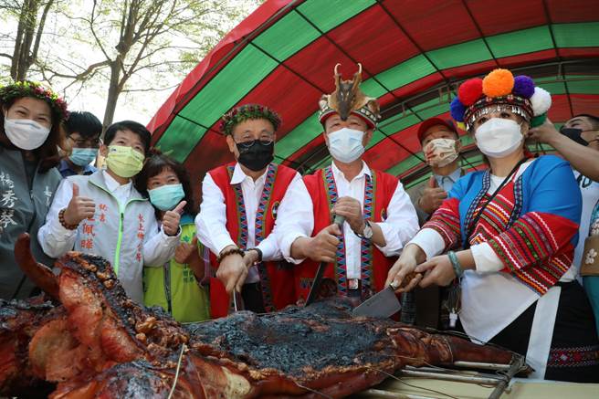 嘉义县长翁章梁（前排右二）主持「开猪」仪式，与眾人欢庆都市原住民文化聚会所启用。（廖素慧摄）