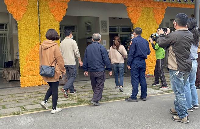 葉姓男子相驗，家屬到靈堂。（洪靖宜攝）