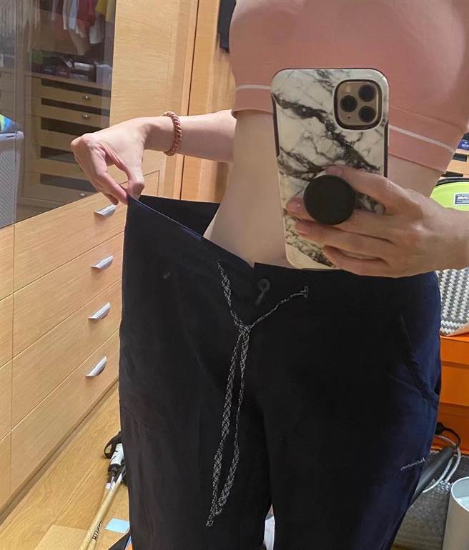 徐若瑄10个月瘦了9公斤，套上旧裤有惊人对比。（图／翻摄自IG）