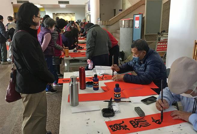 由金门县文化局主办，金门县书法学会承办的春联大放送活动今天热闹登场。（李金生摄）