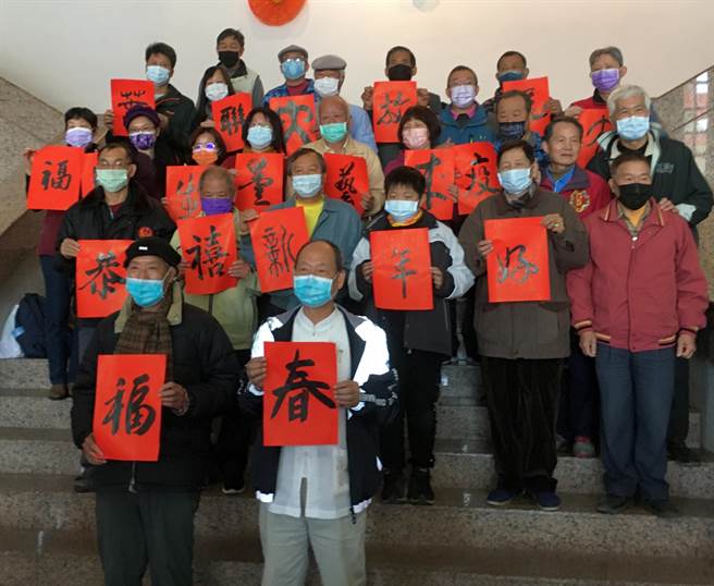 20余位当地书法高手现场挥毫，写上吉祥话的大红春联喜气洋洋，满溢喜迎2022壬寅虎年的欢欣气氛。（李金生摄）