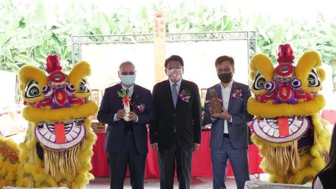 中租能源16日屏东太阳能案场活动，由中租迪和总经理侯明钦（左起）、屏东县长潘孟安、力旸能源总裁古盛煇主持。（图／业者提供）
