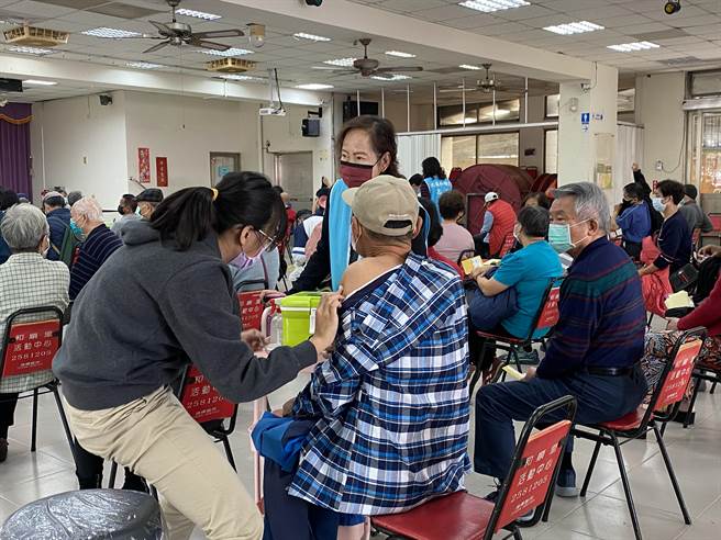 民眾踊跃接种第3剂，其中，最多人选择接种莫德纳。(曹婷婷摄)