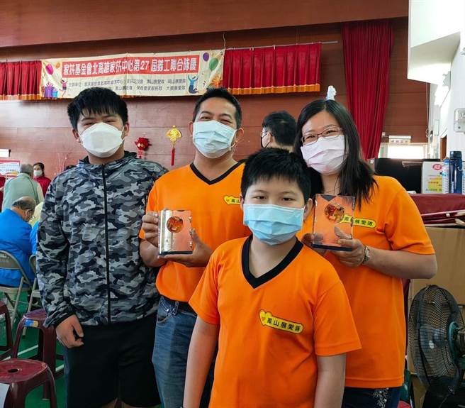 徐志雄的2个儿子在爸妈影响下也是中心小义工，一家人因为付出让生命变得更有意义。（林雅惠摄）