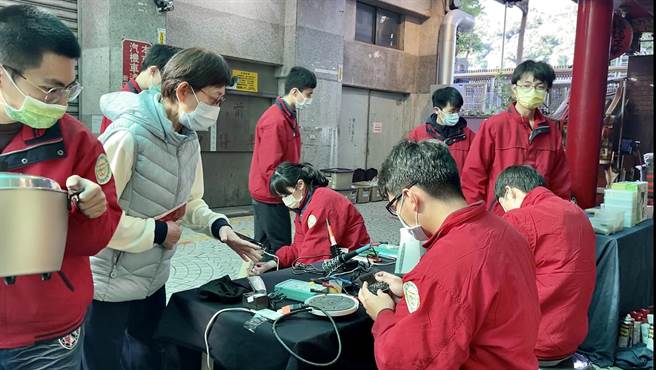 國立臺灣科技大學社會服務團、國際獅子會300A2區青少獅委員會、民眾黨新店服務處，今（16日）於新北市新店區新店路長興宮共同舉辦社區免費維修電器活動。（張凱鈞提供）