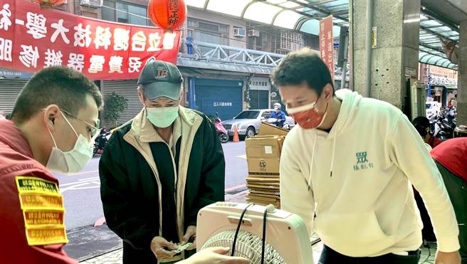 國立臺灣科技大學社會服務團、國際獅子會300A2區青少獅委員會、民眾黨新店服務處，今（16日）於新北市新店區新店路長興宮共同舉辦社區免費維修電器活動。（張凱鈞提供）