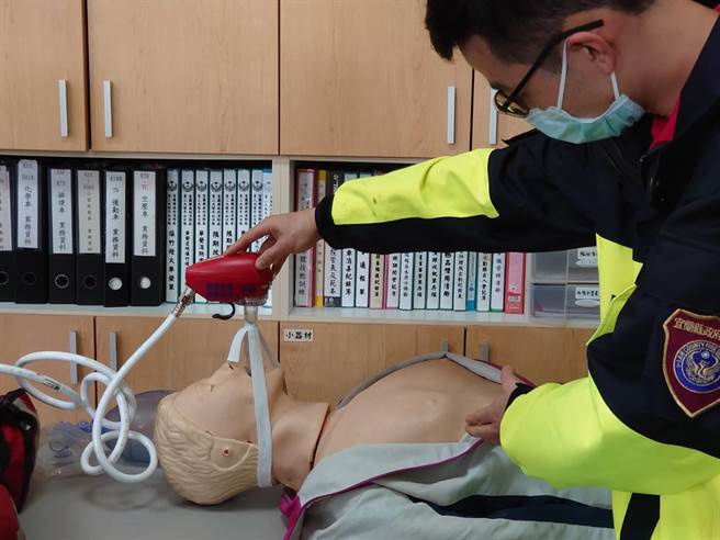 宜兰县消防局今获赠自动传输呼吸器（ALS型)等救护器材，盼提升县内救护量能。（宜兰县消防局提供／罗亦晽花莲传真）