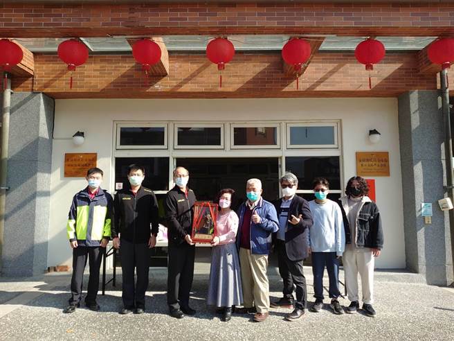 宜兰1名老妇人去年7月因趴在排水沟的水面，经宜兰县消防局抢救后送往加护病房治疗，仍不幸离世，老妇的女儿赖雅怡（左四）为感谢消防员的救护辛劳，并纪念母亲，今赠予具有CPR强制给氧模式的自动传输呼吸器（ALS型)等救护器材。（宜兰县消防局提供／罗亦晽花莲传真）