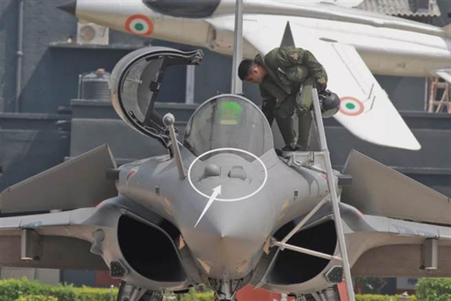 印度曾声称飙风战机具备反隐形的光学系统，可以对抗中共歼-20隐形战机，但近日法军飙风遭鸟击后，外界发现该系统只是个塑料填充的空殻子。图为印度空巾的飙风战机，所指为FSO光学系统探测头位置。（图／新浪网）