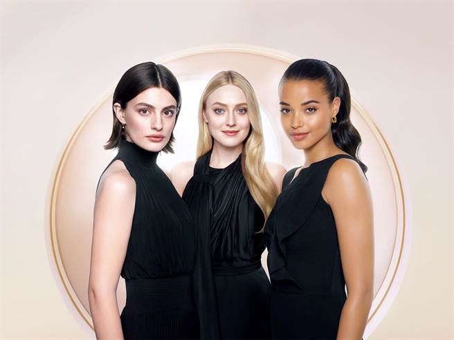 肌膚之鑰全球品牌大使，左起，女星黛安娜．席佛斯、達科塔．芬妮、艾拉．巴林斯卡。（肌膚之鑰提供）