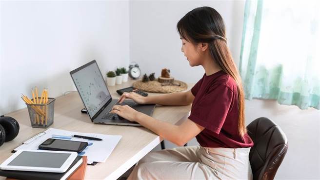 大型金控紛紛宣布啟動居家上班（WFH），但也有網友解釋不喜歡遠距上班的原因。（示意圖/達志影像）