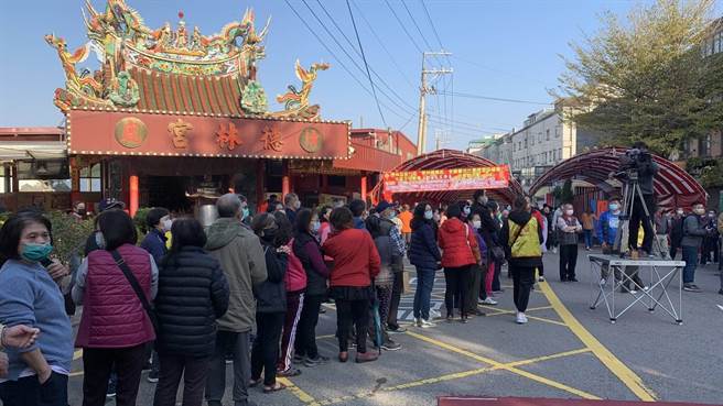 沙鹿区德林宫16日邀请31位书法名家挥毫春联赠送民眾。（德林宫提供／陈淑娥台中传真）