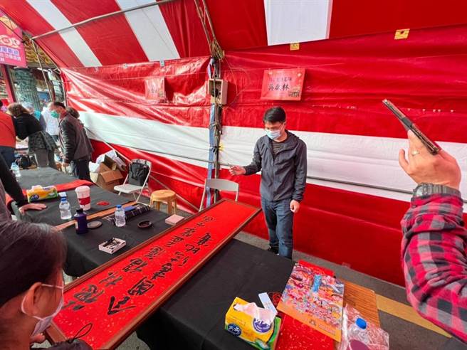 沙鹿区德林宫16日邀请31位书法名家挥毫春联赠送民眾。（德林宫提供／陈淑娥台中传真）