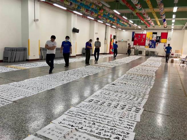 沙鹿区德林宫16日邀请31位书法名家挥毫春联赠送民眾。（德林宫提供／陈淑娥台中传真）