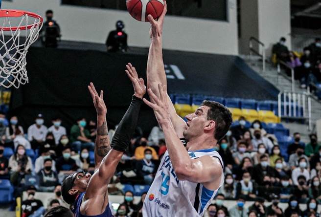 勇士队「马尔他巨兽」德古拉连4场未登录后，16日再度登录上场，贡献26分、12篮板。（台北富邦勇士提供）