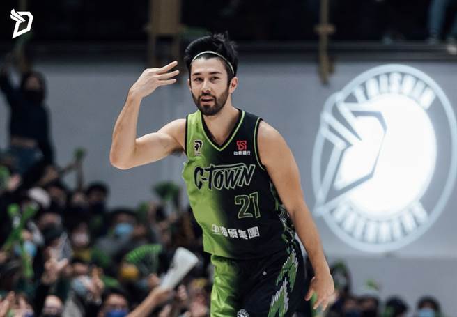 簡浩投進三分球後比出跟偶像安森尼一樣的進球手勢。(台新夢想家提供)