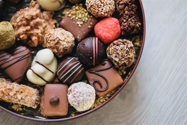 研究：每天一小巧克力 預防猝死和中風 但吃錯顏色反效果。(示意圖/Shutterstock)