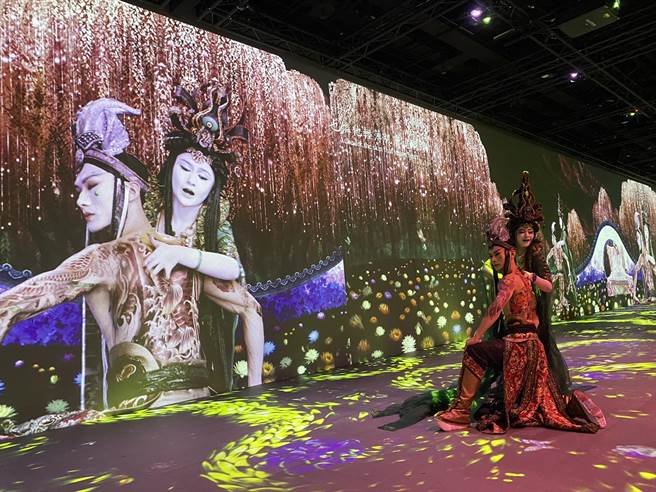 科技能为表演带来全新的感官惊奇，当代传奇剧场将原本是舞台剧的作品《荡寇志之终极英雄》，转换成真人演员与数位影像演出，观眾在现场可看见四面八方的影像。（双融域提供）