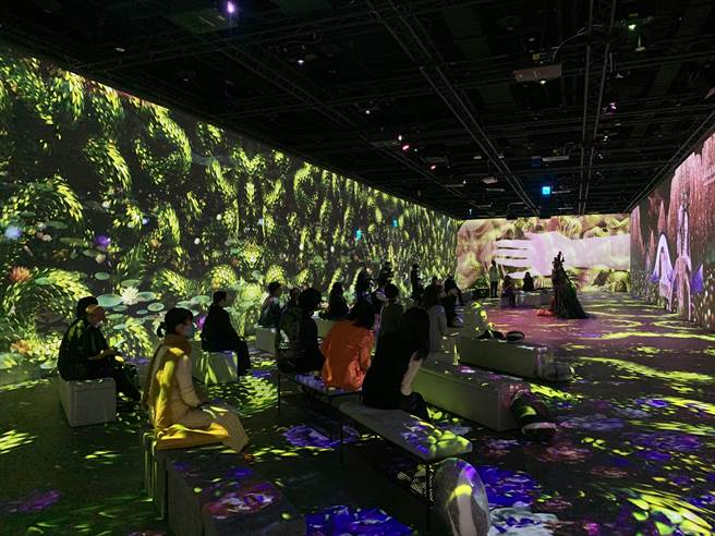 当代传奇剧场作品《荡寇志之终极英雄》，结合科技影像和真人演员，观眾身在其中，会有被影像包围的感觉。（双融域提供）