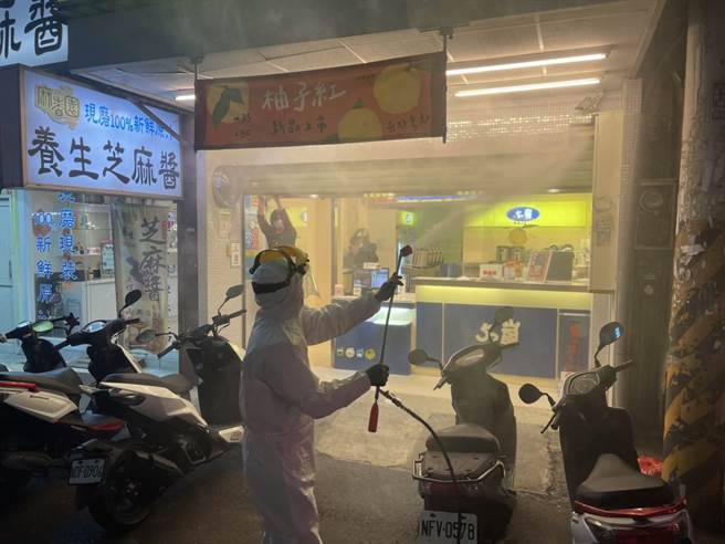 新竹县政府针对确诊者足迹进行消毒，要求业者停业。（新竹县政府）