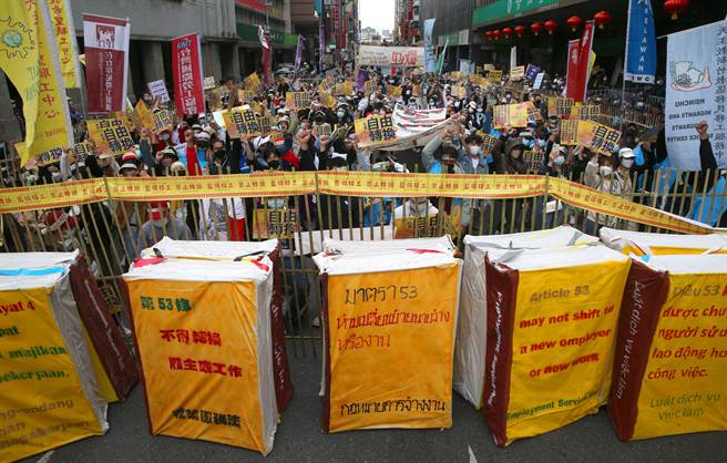 台湾移工联盟发起「我要自由转换」移工大游行，游行最后，移工进入在劳动部门口架起的竹栅栏，象徵自由转换雇主权益遭剥夺。（陈君玮摄）。