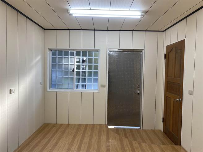 台南市做工行善團幫女童修繕房間。(台南市勞工局提供／劉秀芬台南傳真)