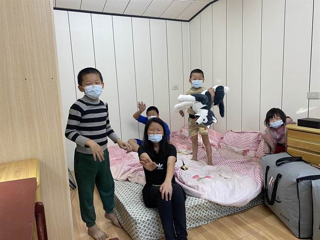 台南市府送上二手家具及書桌、被毯。(台南市勞工局提供／劉秀芬台南傳真)