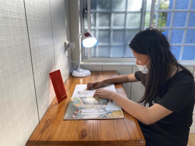 副總統賴清德與黃偉哲各贈送一座檯燈給女童家。(台南市勞工局提供／劉秀芬台南傳真)