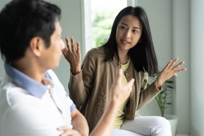 人妻抱怨丈夫与1名公司下属兼大学学妹私下感情很好，某次她临时北上照顾病母1周，回家时发现父子俩不在家，之后竟看见父子俩与该「学妹」一同进家门。（示意图/Shutterstock提供）