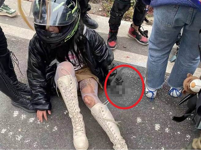 「三貼」機車過彎時，男騎士壓車重摔，車上3人當場摔落地並遭拖行數公尺撞擊護欄，其中坐最後面的長腿女疑似斷了3根手指，左手手掌不斷流出鮮血。（翻攝自臉書「爆料公社公開版」）