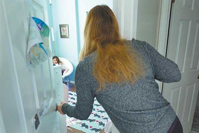 亲子手机监控谍对谍图╱美联社