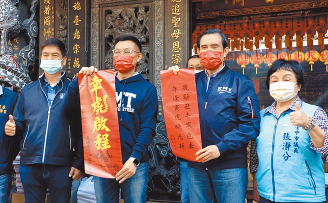 蓝营执政县市纷传被「追杀」，立委江启臣（左二）呼吁蔡英文总统拿出执政高度。（陈淑娥摄）