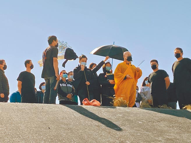 F16-V飞官陈奕确认失事，家属15日中午到东石乡水溪靶场北堤招魂，场面哀戚。（廖素慧摄）