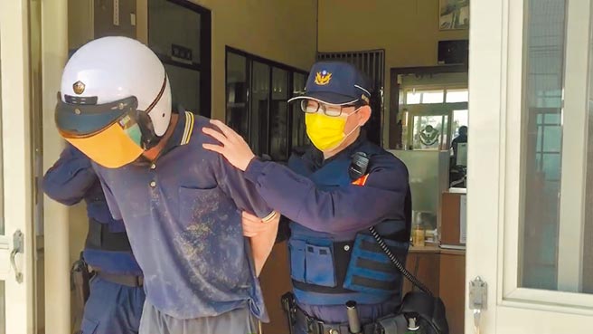 彰化和美惊传逆孙持刀砍杀阿嬷命案，76岁阿嬷伤重送医，27岁逆孙林男火速被捕，移送法办。（谢琼云摄）