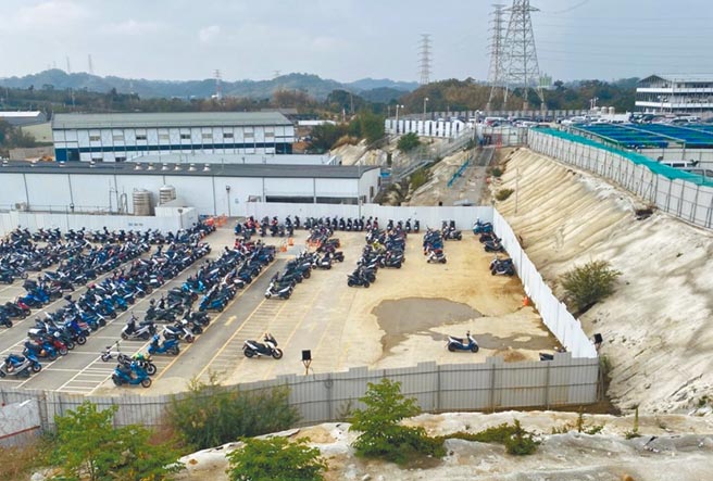 台積電12廠P8新建工程機車停車場14日有外包商遭不明爆裂物炸傷，警方調閱監視器並到現場採證。（民眾提供／邱立雅竹市傳真）