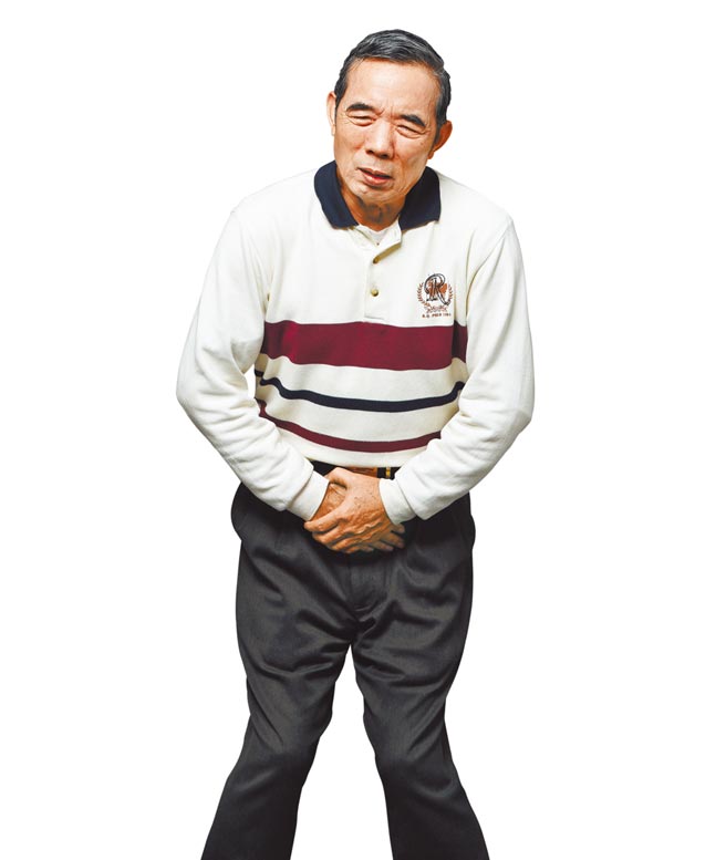 全台40岁以上者，恐有逾450万人饱受夜间多尿困扰而不自知。图为模拟情境照。（台湾男性医学会提供）