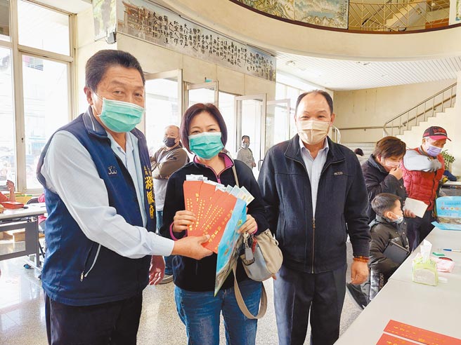 大村鄉公所連續兩年在農曆春節年前加碼發給全鄉每人2000元振興禮金，大村鄉長游盛（右）、鄉代會主席游振府（左）到場關心，預祝鄉民都能好過年。（謝瓊雲攝）