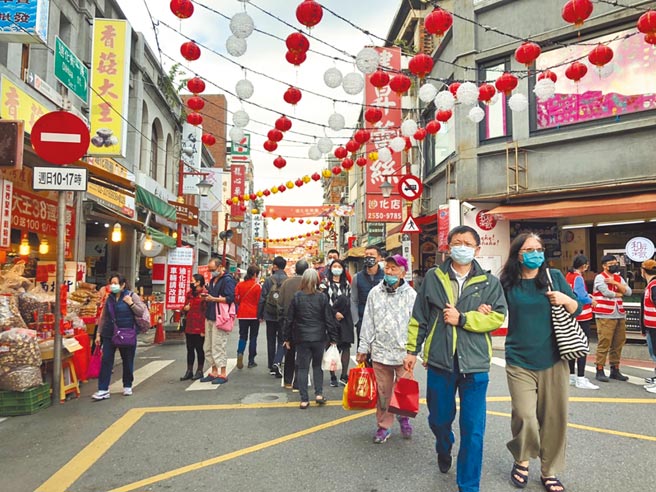台北迪化年货大街起跑，首日涌现人潮。（杨亚璇摄）