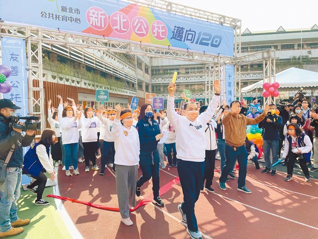 新北市长侯友宜15日出席第95至101家公托联合开幕仪式时表示，今年还要新增19家，达到120家的目标。（叶书宏摄）