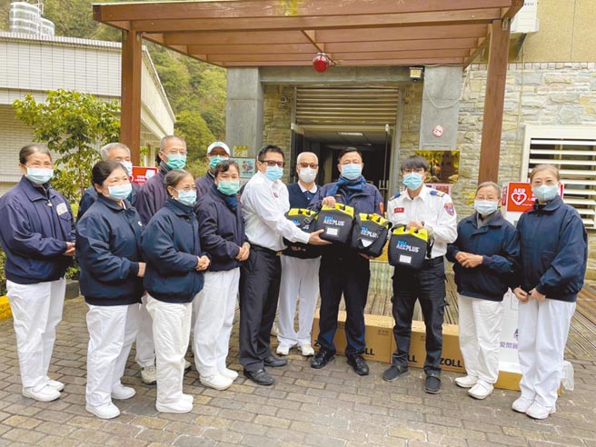 慈济师兄姊将4具AED送至合欢派出所、天祥派出所以及保七总队第九大队所属合欢小队、文山小队，以备不时之需。（花莲县消防局提供／王志伟花莲传真）