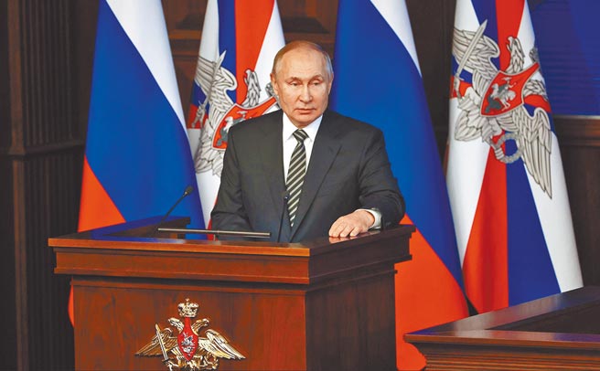 英国知名史学家佛格森说，有些人以为摆脱了川普世界就会好转，可是拜登对美国国际声誉造成的损害比川普还严重。当俄罗斯向乌克兰东部派遣更多军队时，拜登除再次制裁还能有什么反应？就如同2014年，俄国吞併克里米亚，而拜登政府却什么都没学到。图为2021年12月22日，俄罗斯总统普丁在国防部委员会扩大会议上致词。（摘自俄罗斯总统府官网）