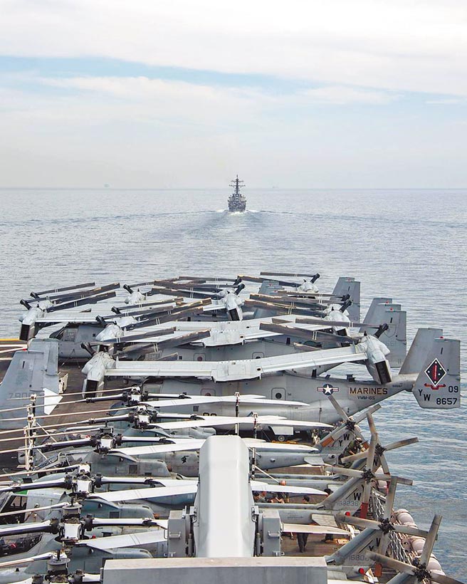 美国航空母舰打击群近期频繁出入南海。图为美军印太司令部14日公布「艾塞克斯号」两栖攻击舰ARG通过麻六甲海峡时照片。（摘自美国印太司令部官网）