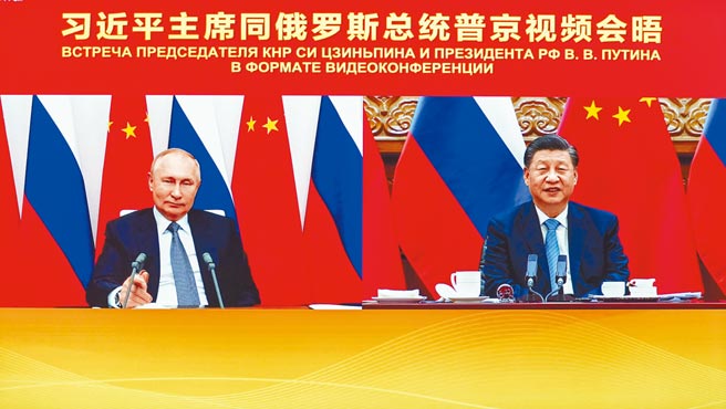 俄罗斯官方14日表示，俄罗斯总统普丁和中国国家主席习近平将在北京冬奥会开幕当天会晤。图为2021年12月15日下午，2人举行视讯会晤。（新华社）